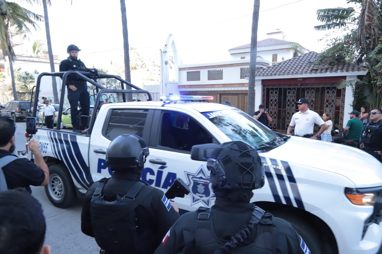 $!Dos horas después, Seguridad Pública de Mazatlán llegó a protesta y detuvo a uno