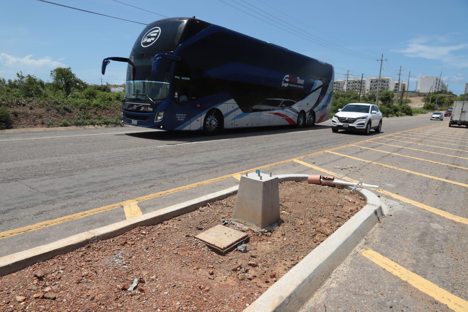 $!Denuncian riesgo vial por camellón sin señalización en avenida Mario Arturo Huerta, en Mazatlán