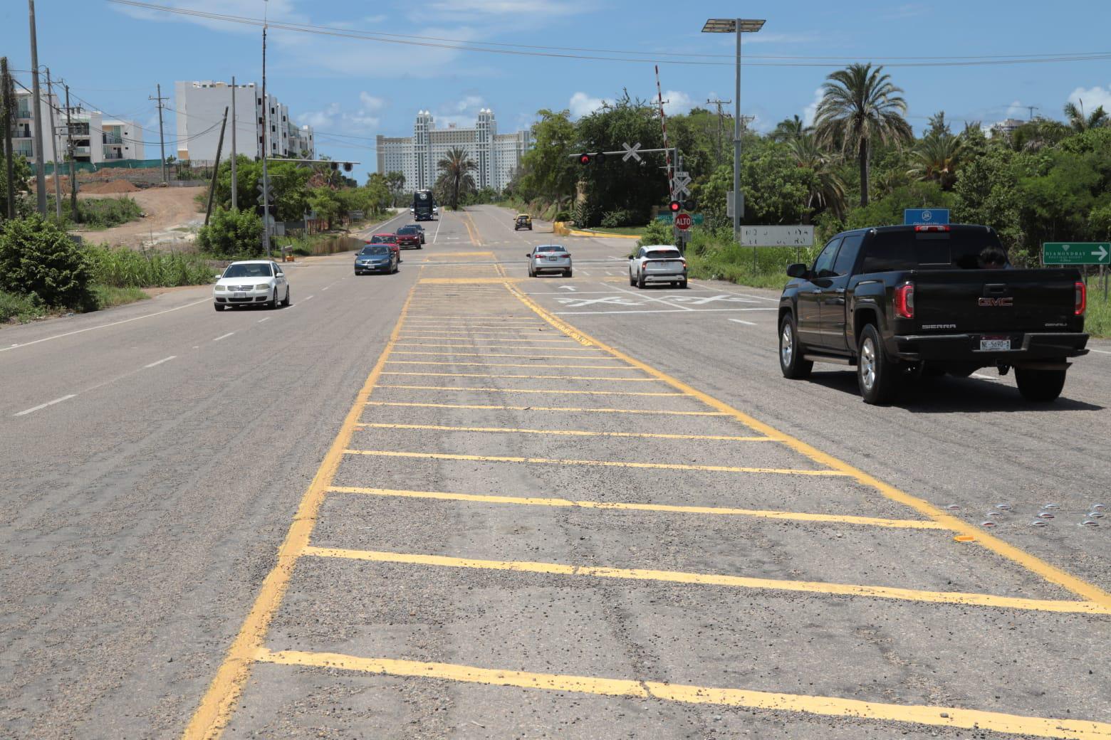 $!Denuncian riesgo vial por camellón sin señalización en avenida Mario Arturo Huerta, en Mazatlán