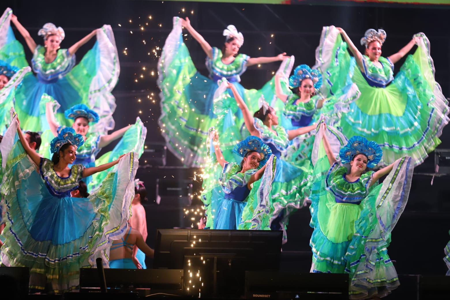 $!Recibe su corona Brayan Durán como Rey de la Alegría del Carnaval de Mazatlán 2025