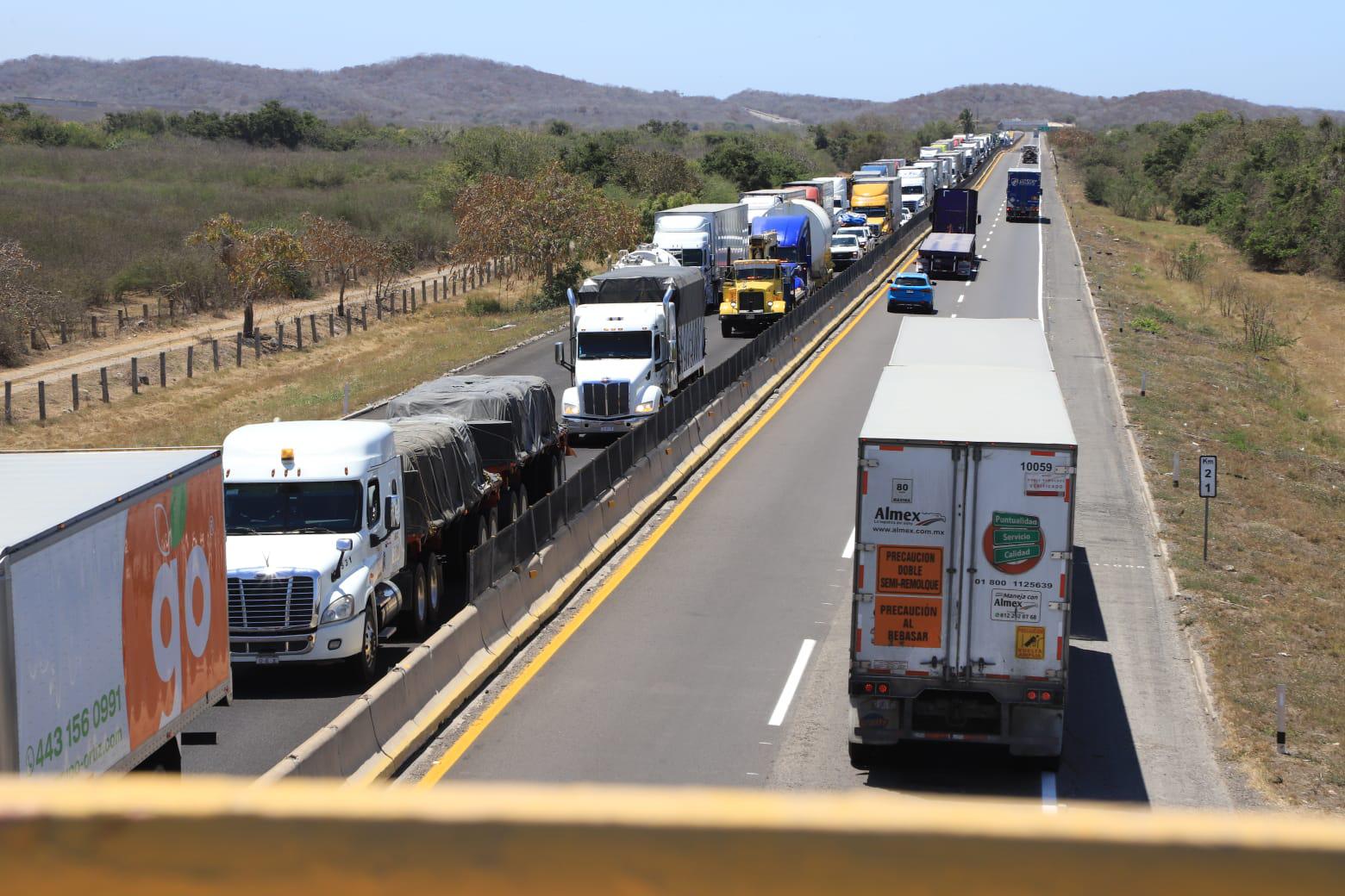 $!Vuelca camión de carga tras chocar contra otro en la autopista Mazatlán-Culiacán; el tráfico es lento