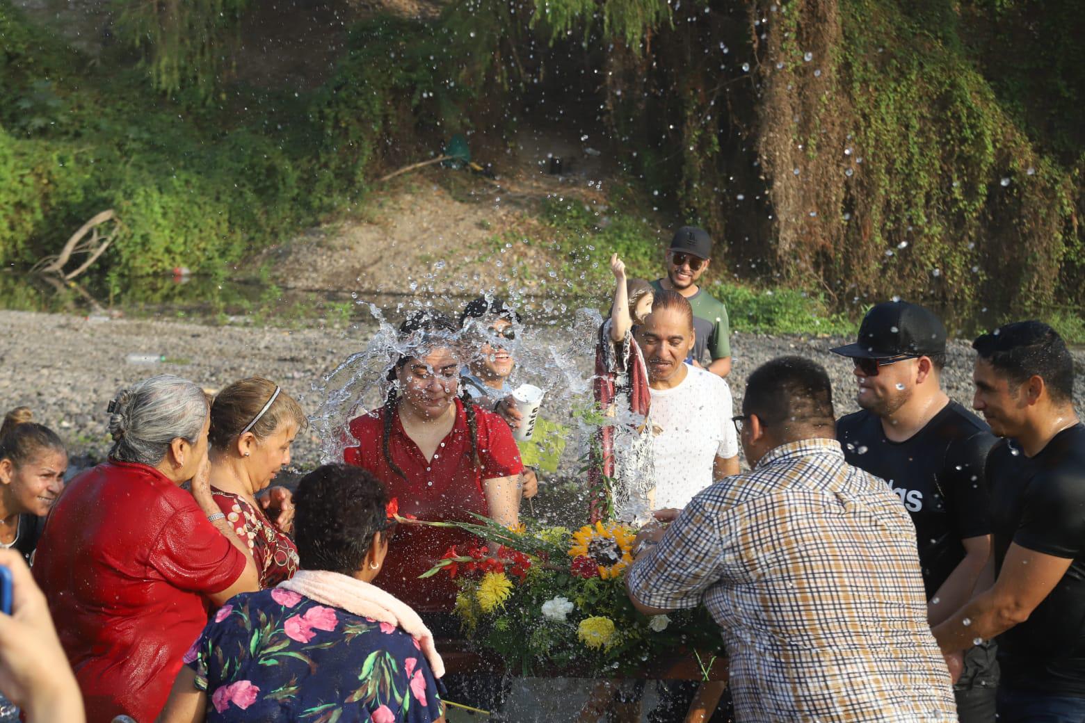 $!Bañan a San Juan en las aguas del Río Presidio; le piden lluvias