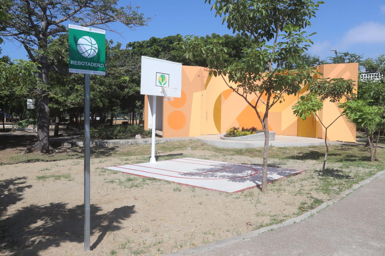 $!Alistan últimos detalles en el Parque Central previo a la inauguración del segundo Sendero de Paz en Mazatlán