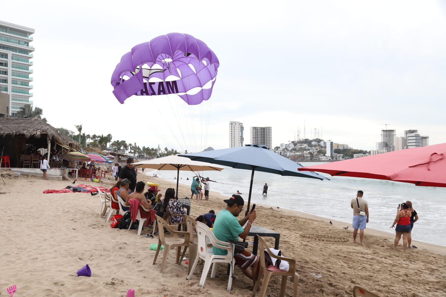 $!Bañistas aprovechan el día nublado para pasar un momento en las playas de Mazatlán