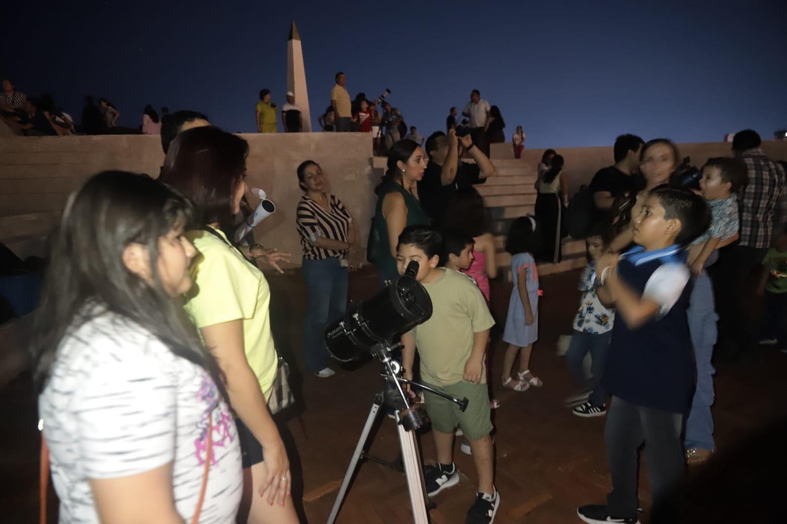 $!Cerca de 400 personas se suman a la Noche Internacional de Observación de la Luna en Mazatlán
