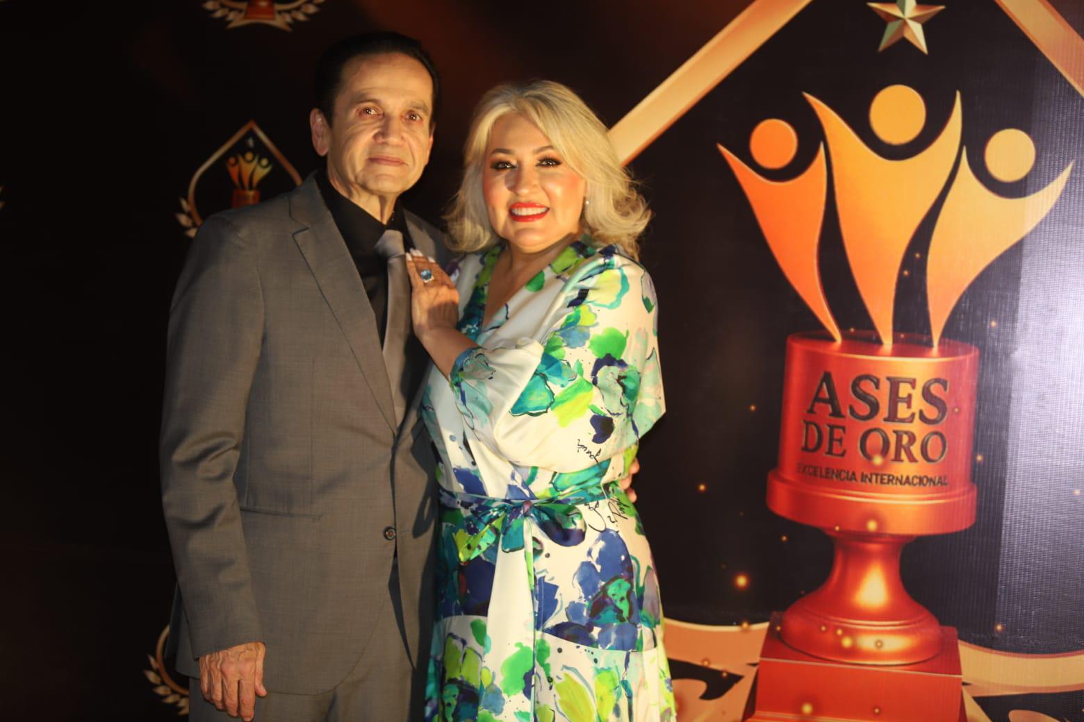 $!Héctor Manjarrez y Elia Araujo.