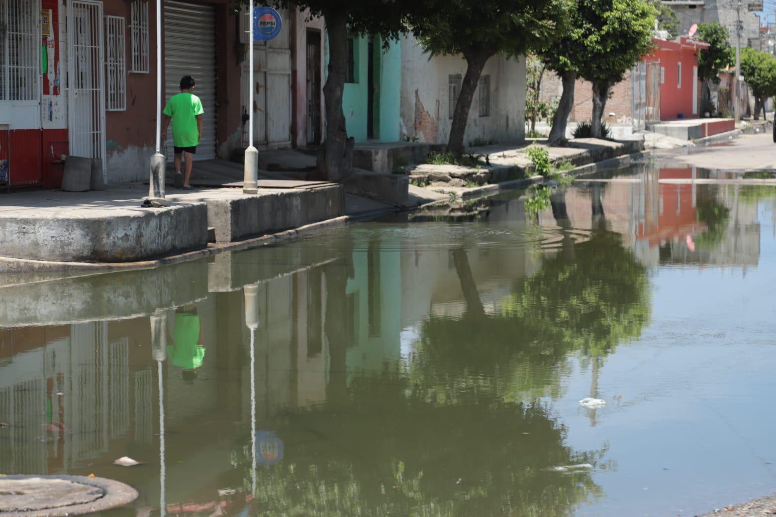$!Viven vecinos de la colonia Independencia, en Mazatlán, entre grandes charcos de aguas negras