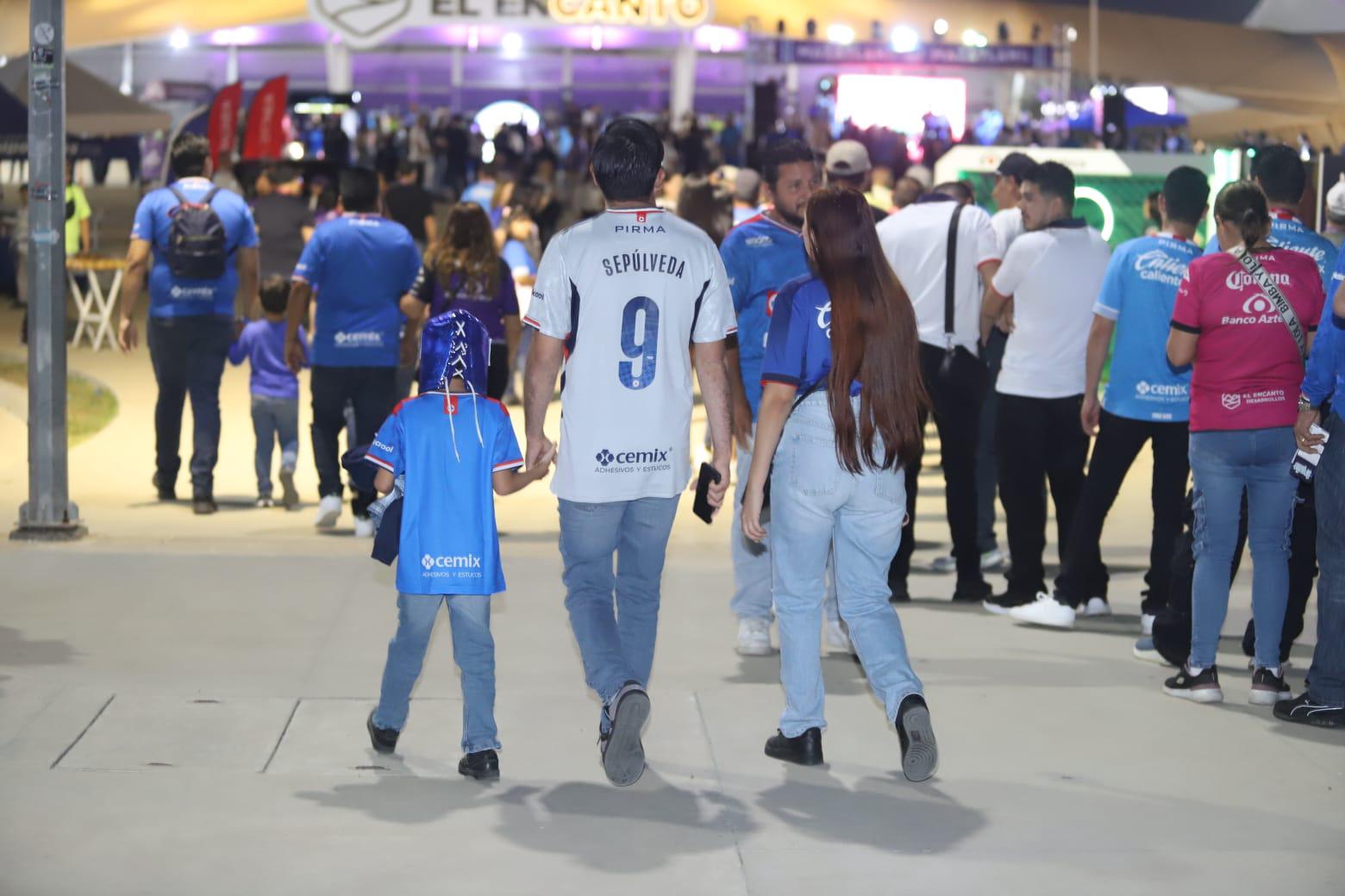 $!Fiesta celeste en Mazatlán: La Máquina tiñe de azul el estadio El Encanto