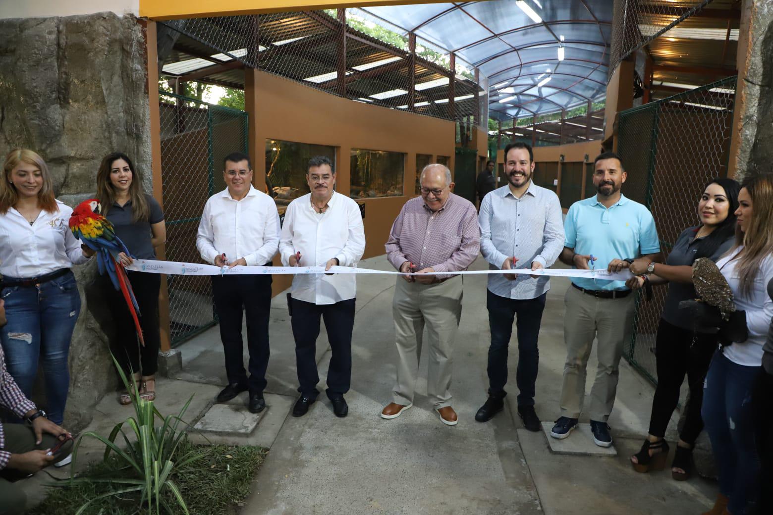 $!Inauguran Fuentes Danzantes y el Reino Animal en el Parque Central, en Mazatlán