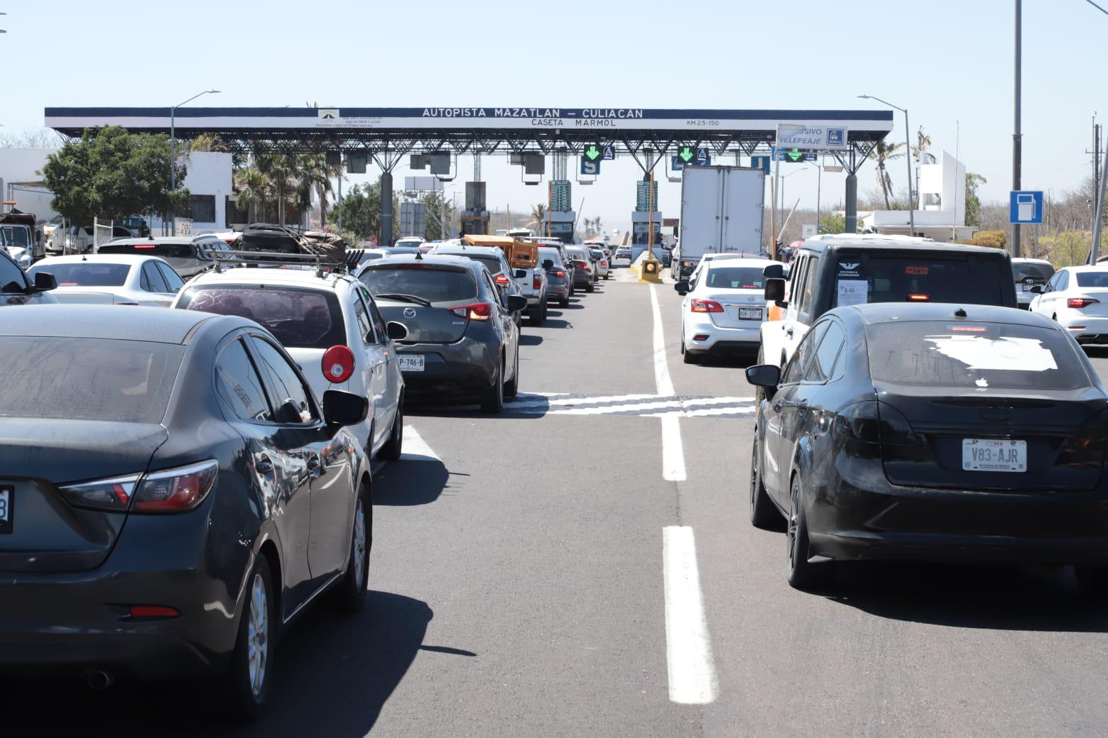 $!Éxodo de vacacionistas crea largas filas en la autopista Mazatlán-Culiacán