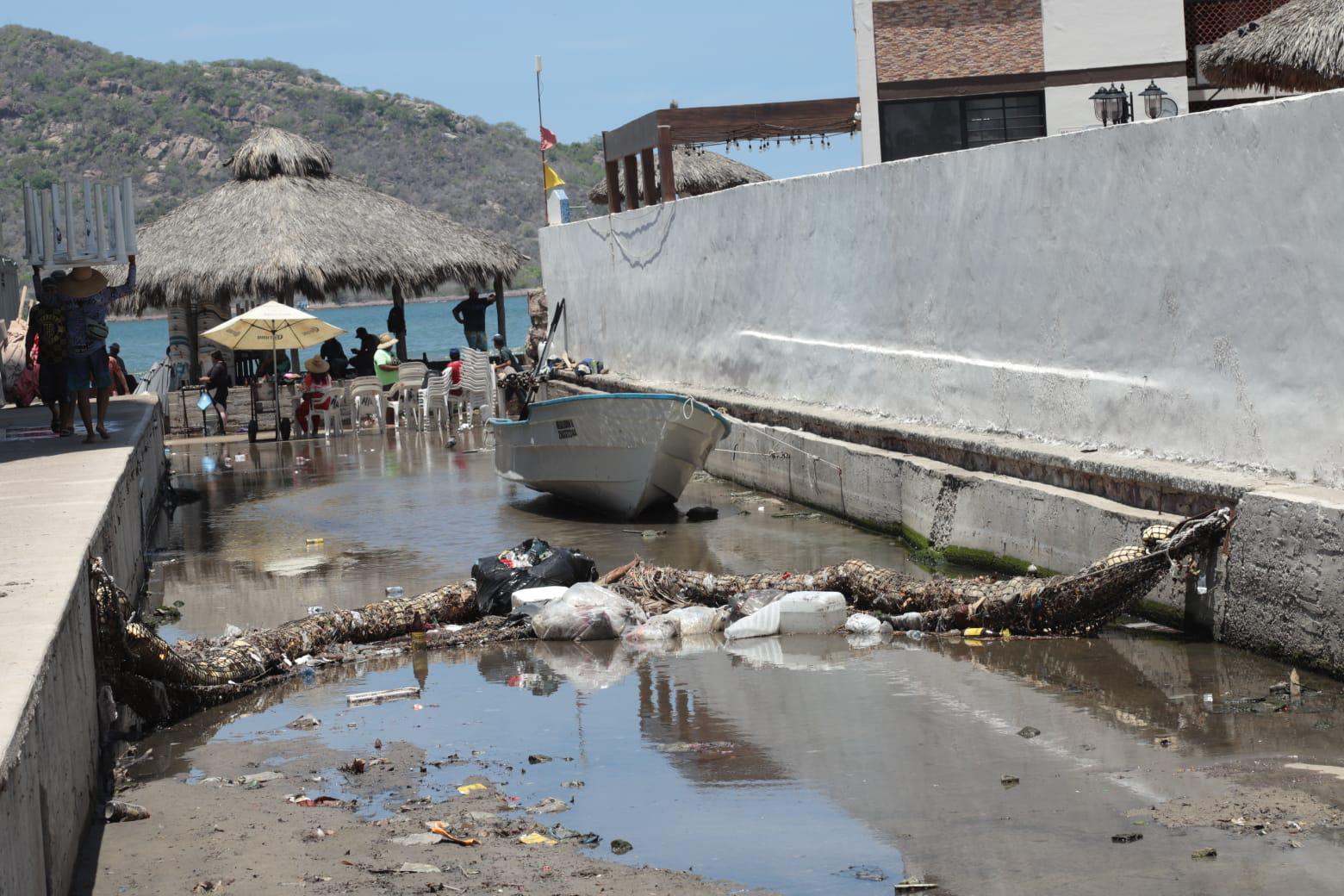 $!Lluvias de sábado por la noche dejan más basura en las biobardas de Mazatlán