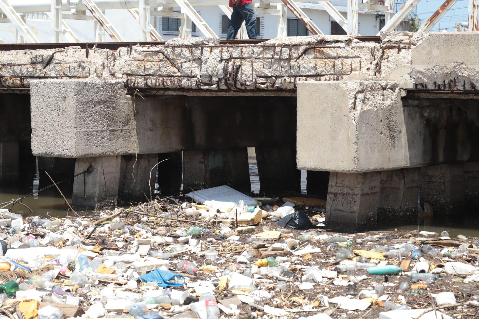 $!Lluvias de sábado por la noche dejan más basura en las biobardas de Mazatlán