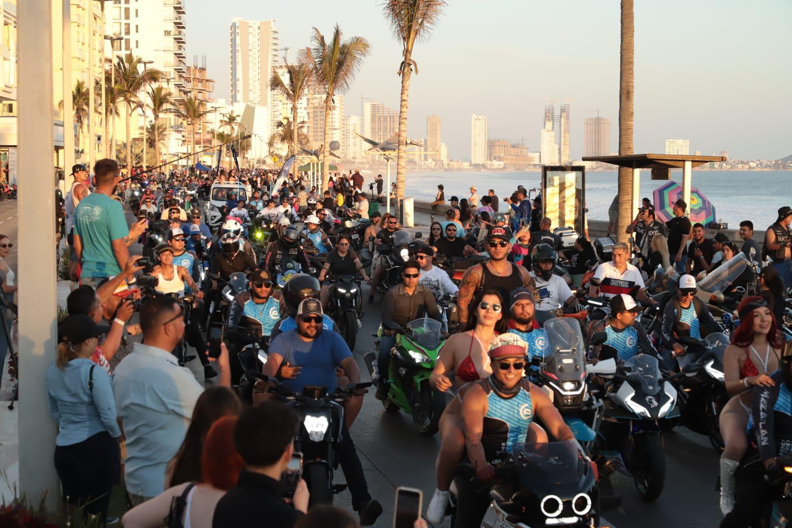 $!Recorren ‘caballos motorizados’ el malecón en el tradicional desfile de la Semana de la Moto