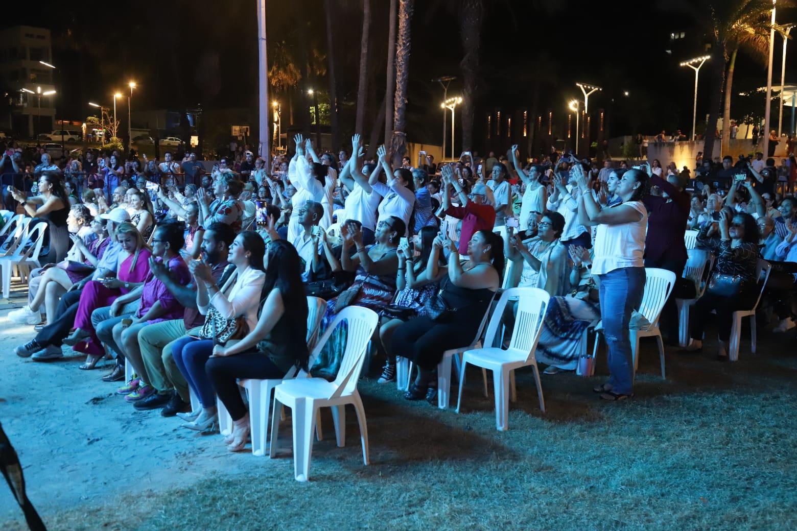 $!El público mazatleco disfrutó la presentación de “Flores de Amapa” bajo la brisa marina.