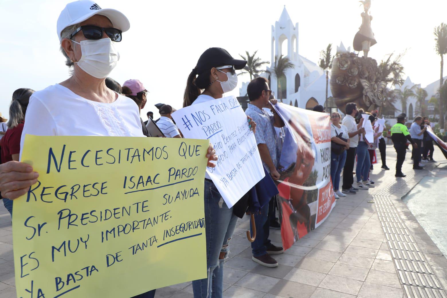 $!Se manifiestan amigos y familiares de maestro que fue privado de su libertad en Mazatlán