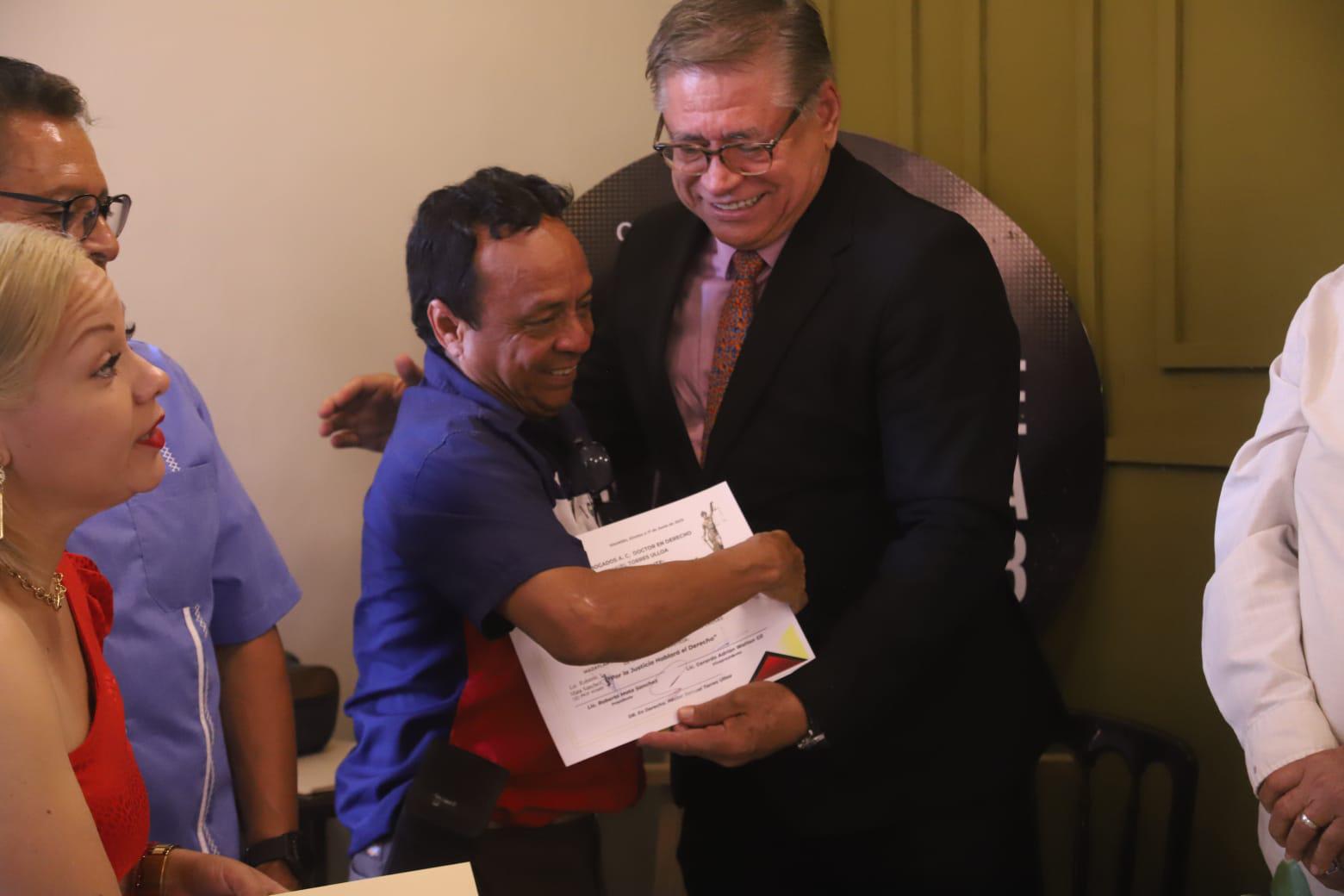 $!Rigoberto Mora recibió uno de los reconocimientos.