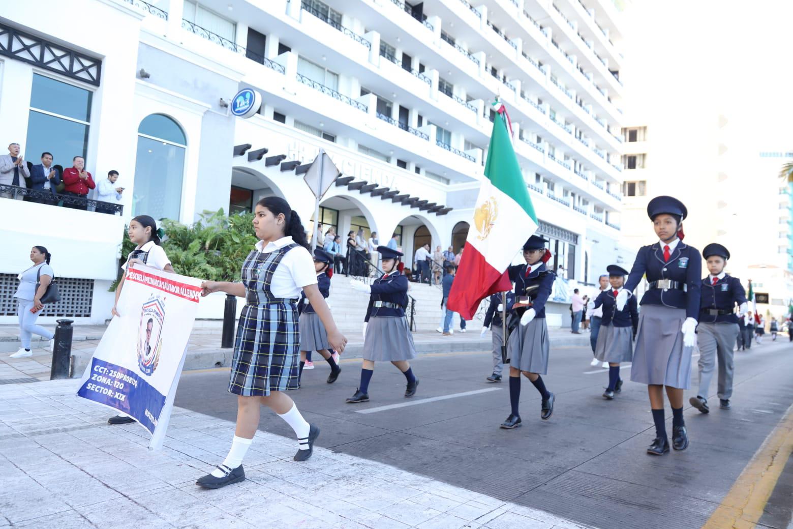 $!Participan más de 600 alumnos en el desfile conmemorativo del Día de la Bandera en Mazatlán