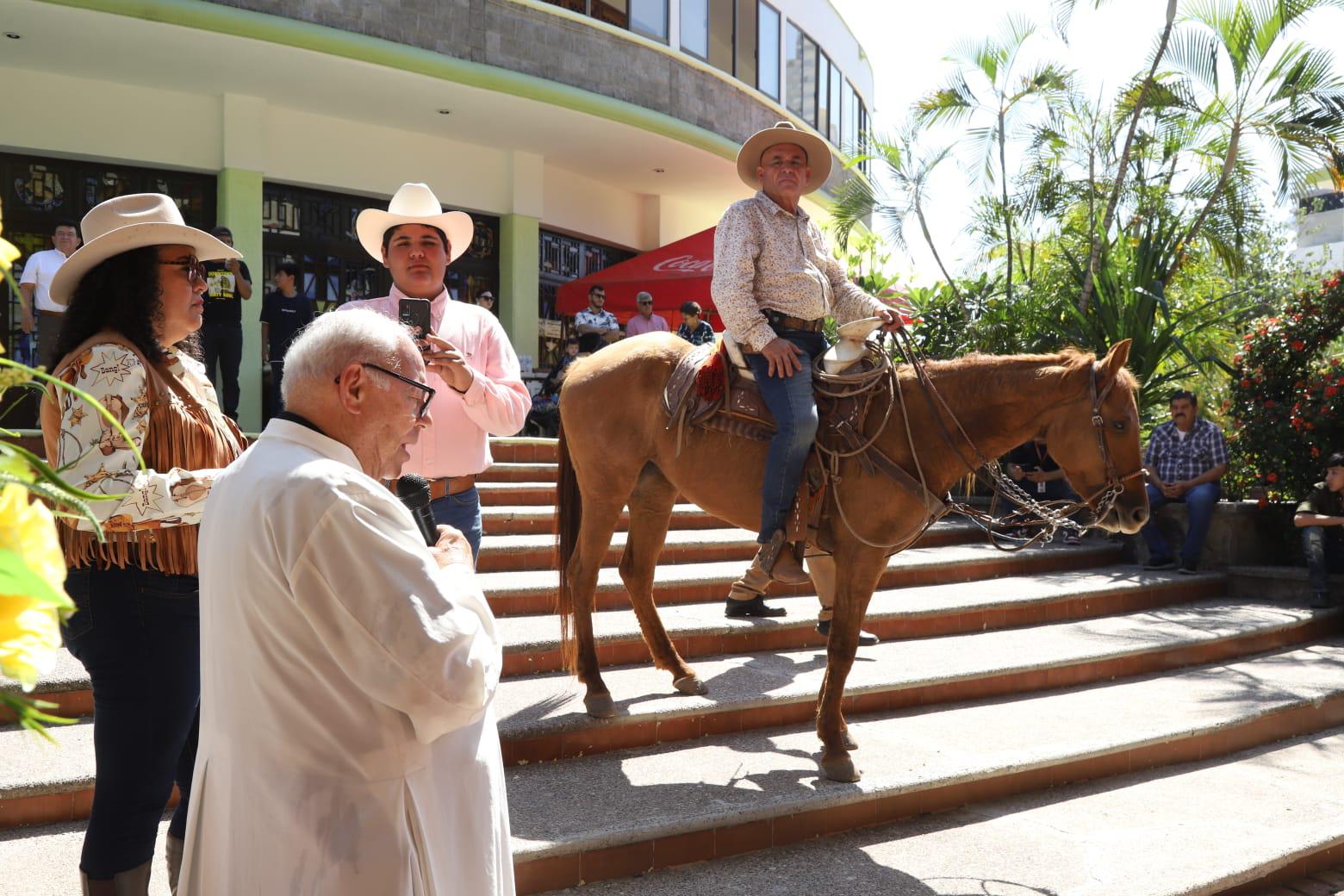 $!Charros mazatlecos realizan cabalgata a caballo par pedir a San Judas Tadeo por la paz y la hermandad
