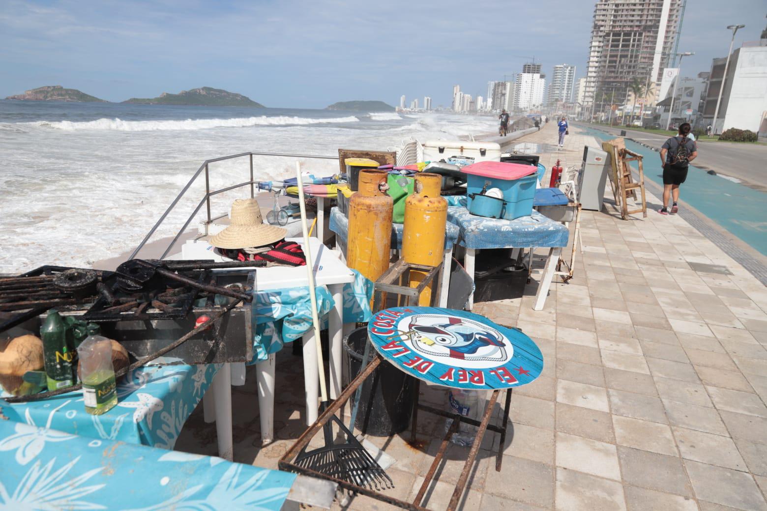 $!Marejadas ocasiona destrozos en palapas y mobiliario en playa de Mazatlán