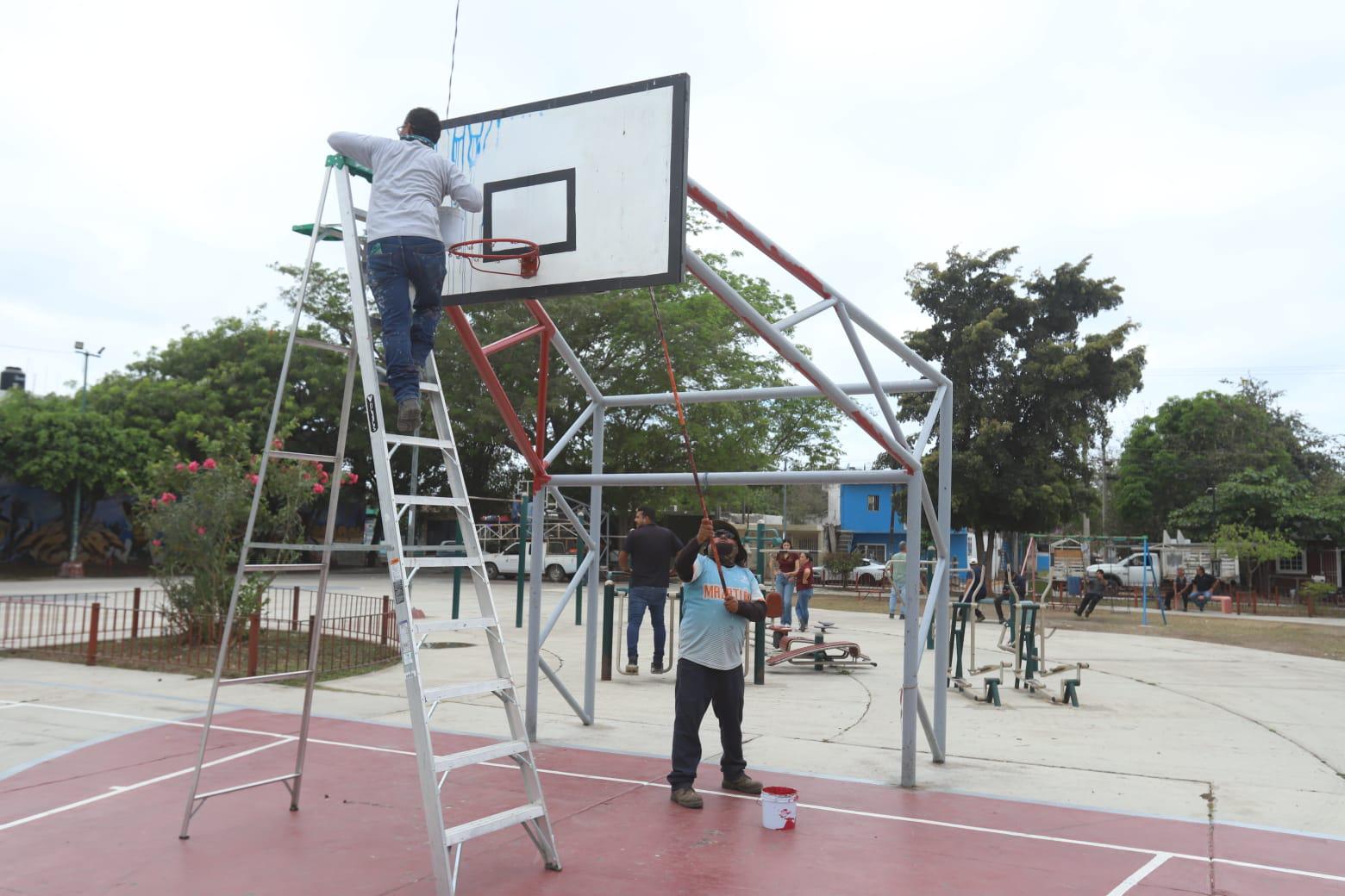 $!Rehabilitan espacios y pintan murales mundialistas en Centro de Usos Múltiples de la Colonia Salvador Allende