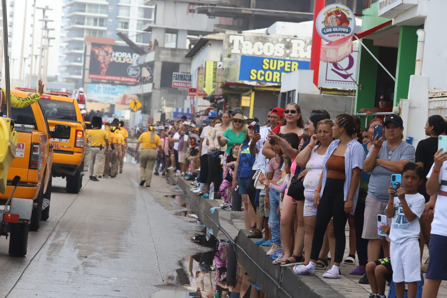 $!Con orgullo patrio y un ambiente festivo celebran desfile por la Independencia de México en Mazatlán