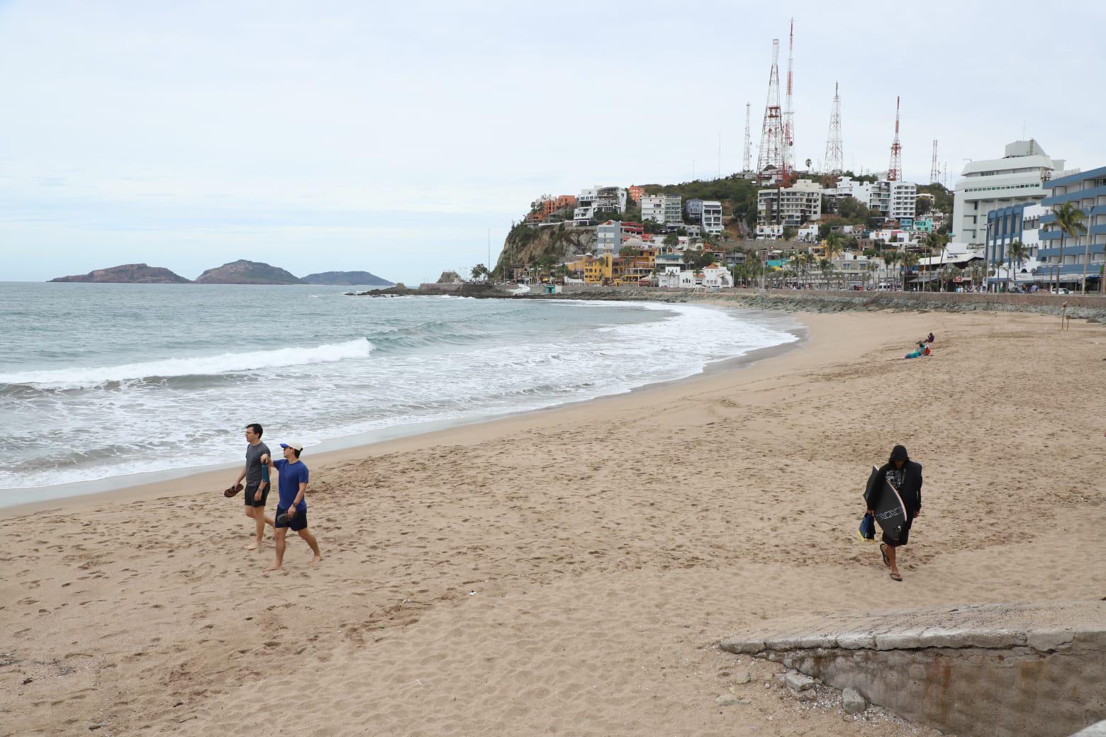 $!Tiene poca afluencia playa Olas Altas tras su reapertura a los bañistas
