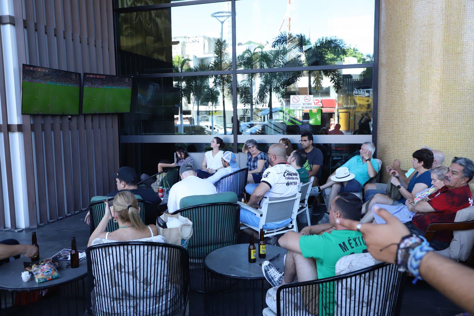 $!Mazatlecos inundan restaurantes y bares para apoyar a la Selección Mexicana
