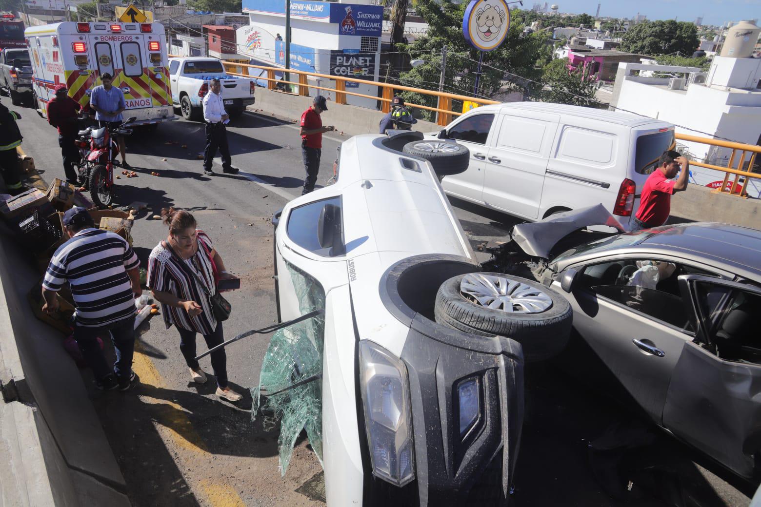 $!Chocan cuatro vehículos en el paso superior de El Conchi, en Mazatlán, y bloquea tráfico