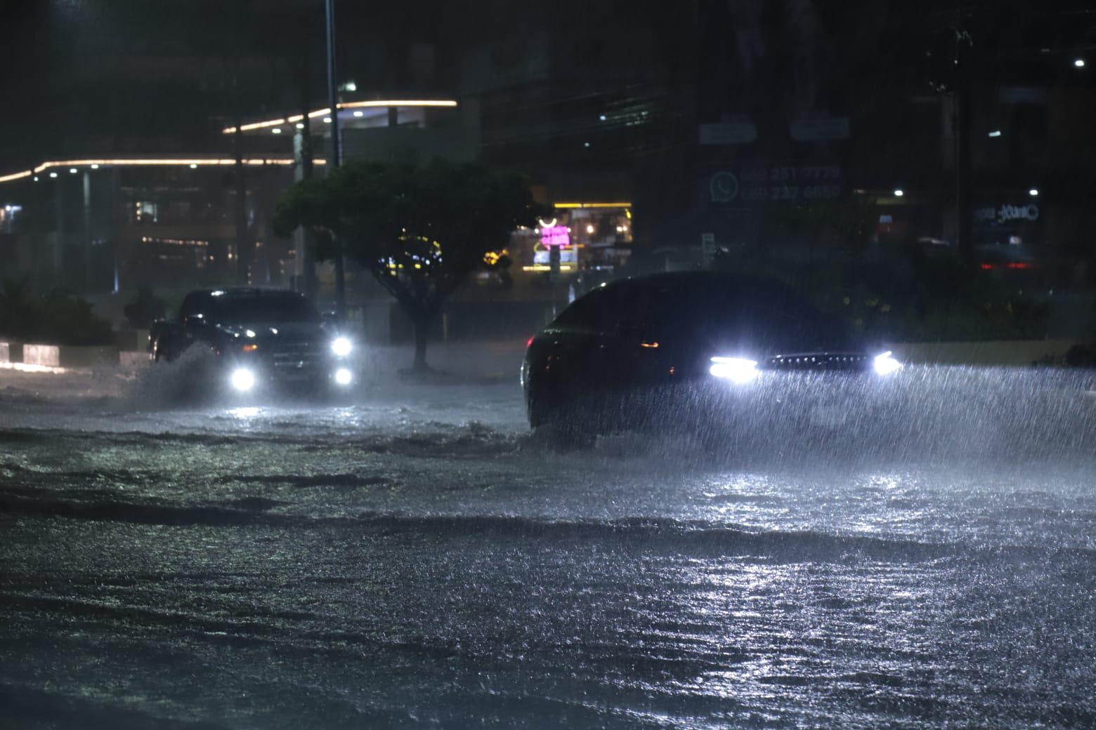 $!Lluvias provocan inundaciones en la Zona Dorada y varias zonas de Mazatlán