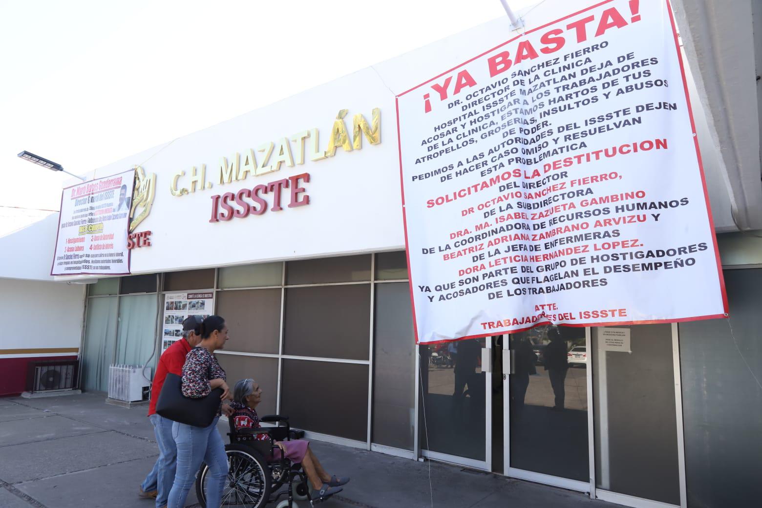$!Realizan trabajadores de Clínica Hospital del Issste de Mazatlán manifestación para exigir destitución de director y subdirectora