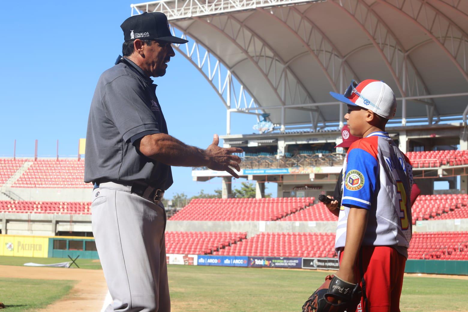 $!Juan José Pacho y ex peloteros profesionales imparten clínica de beisbol en el Teodoro Mariscal