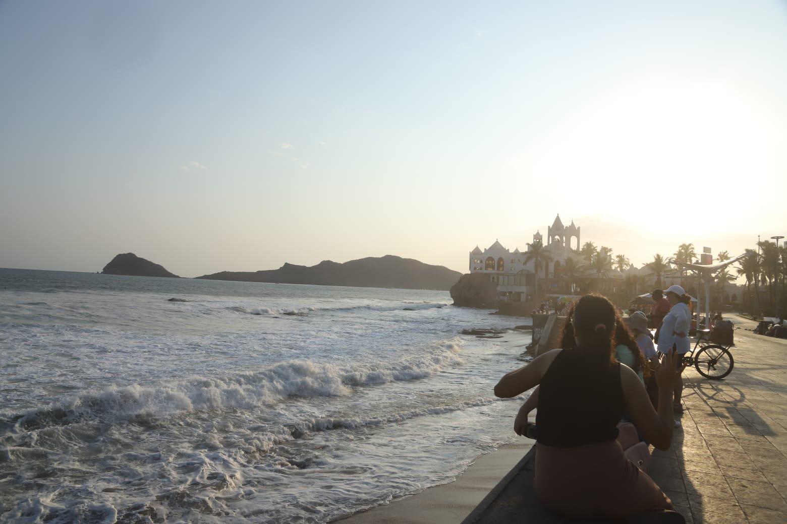 $!Cierran de nuevo playas de Mazatlán debido a oleaje elevado; olvidan colocar señalamientos