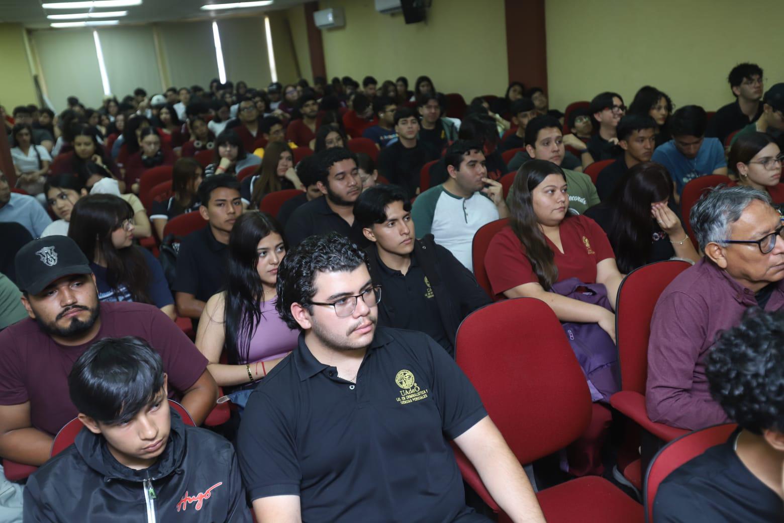 $!En el aula magna de la UAdeO se llevó a cabo el encuentro en el marco del Día Mundial del Libro.