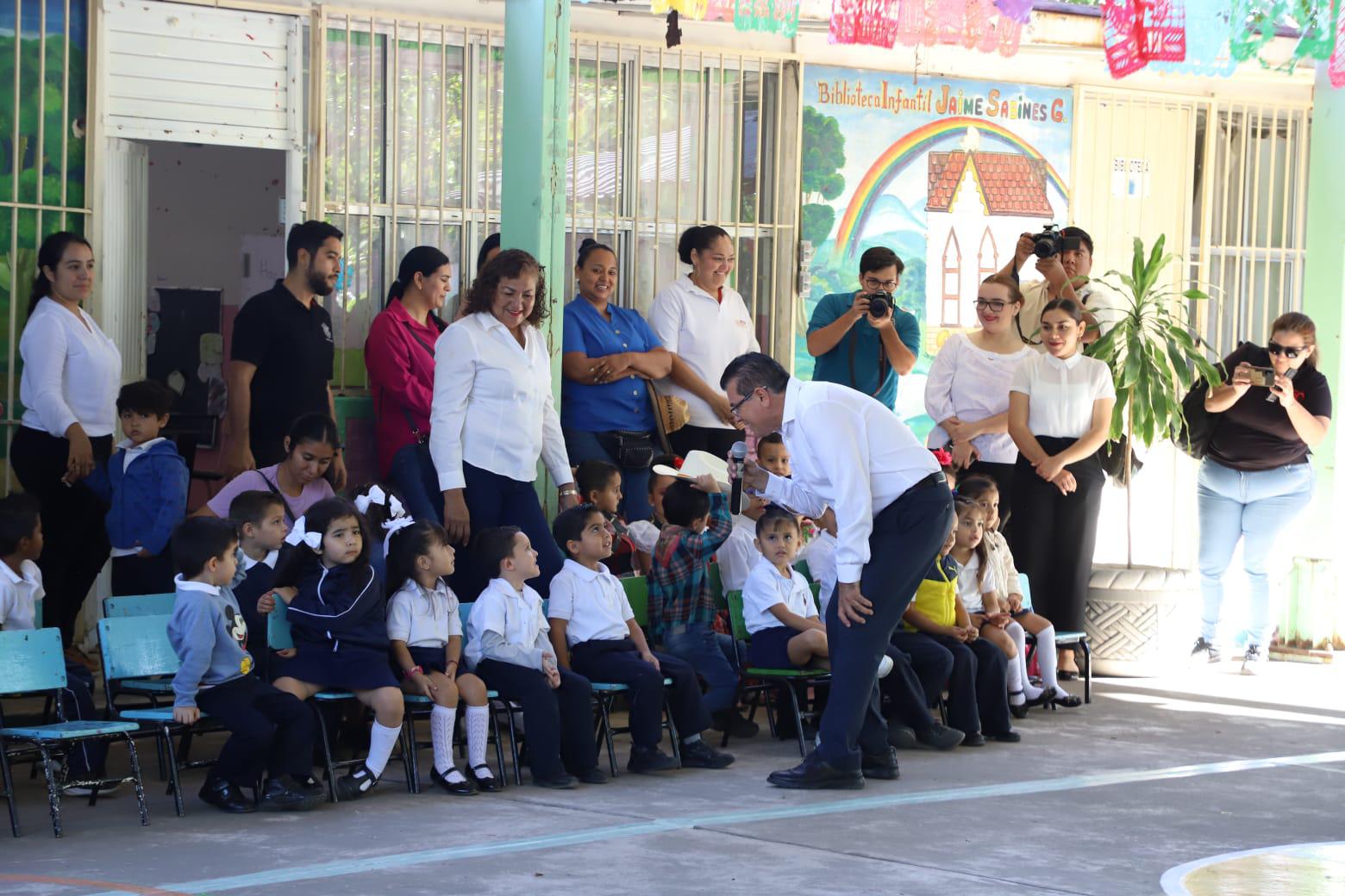 $!En jardín de niños le piden al Alcalde de Mazatlán un aula, pelotas y muñecas