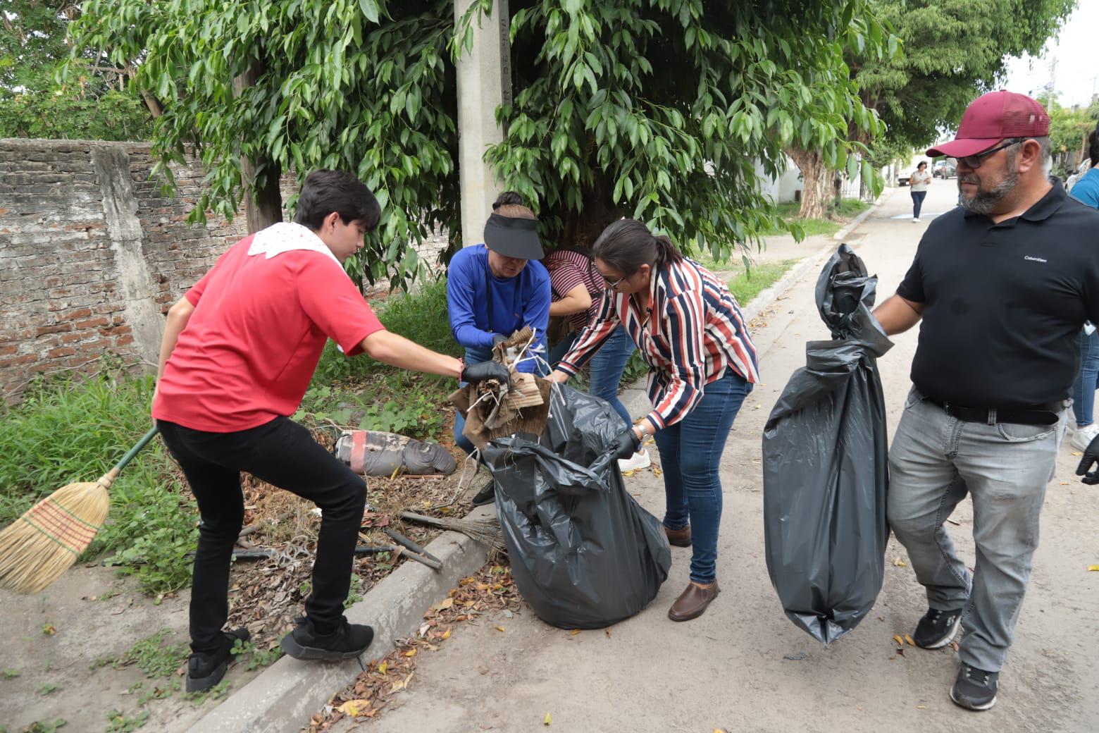 $!Ponen en marcha la jornada sabatina de limpieza urbana ‘Mazatlán, te quiero limpio’