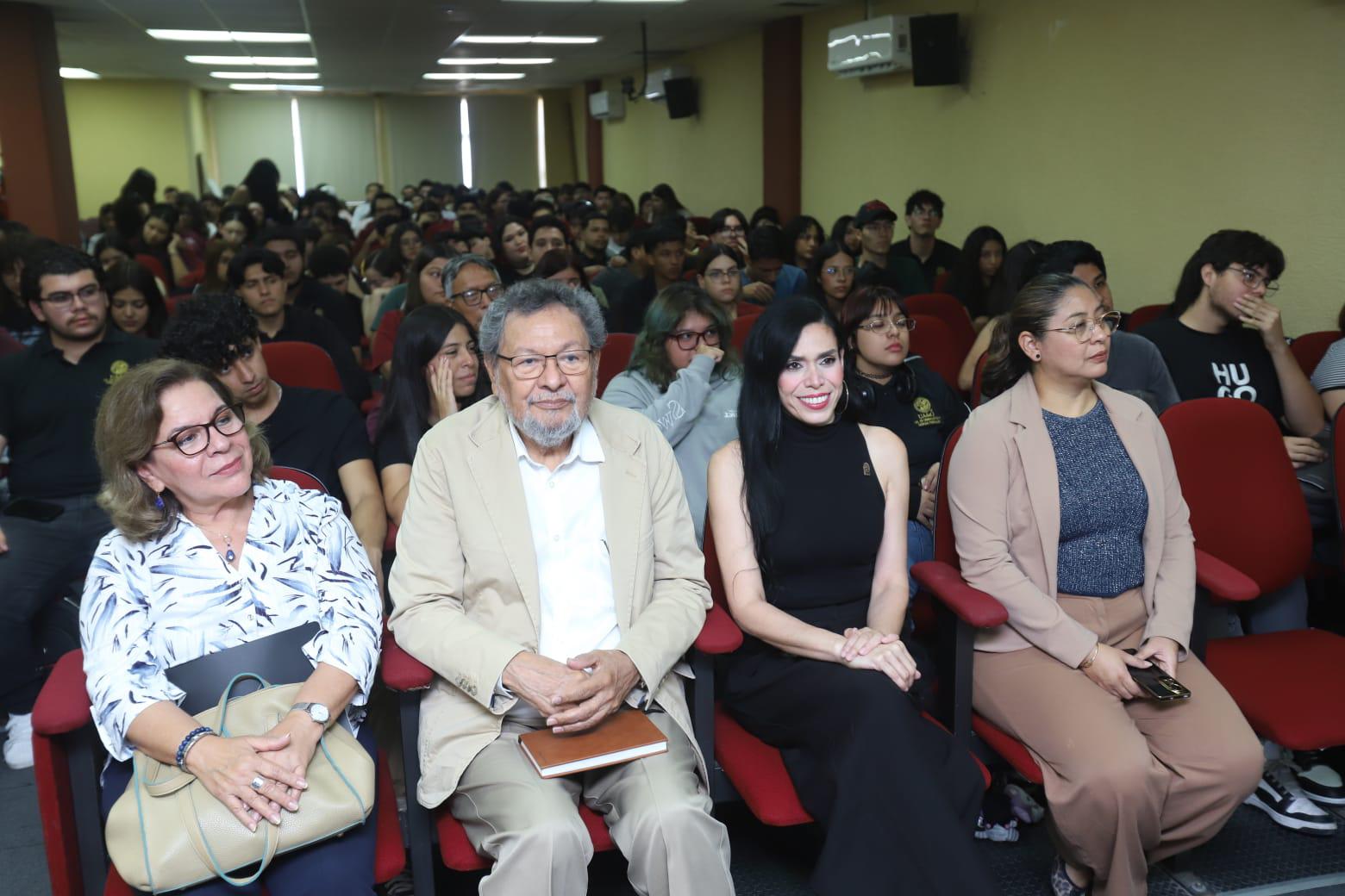 $!El escritor entre las autoridades de la universidad.