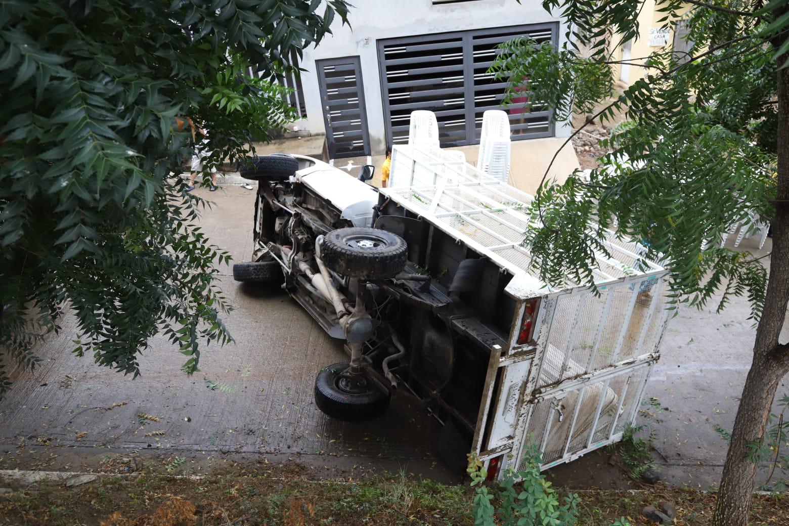 $!Vuelca camioneta de renta de mobiliario en Lomas del Ébano, en Mazatlán
