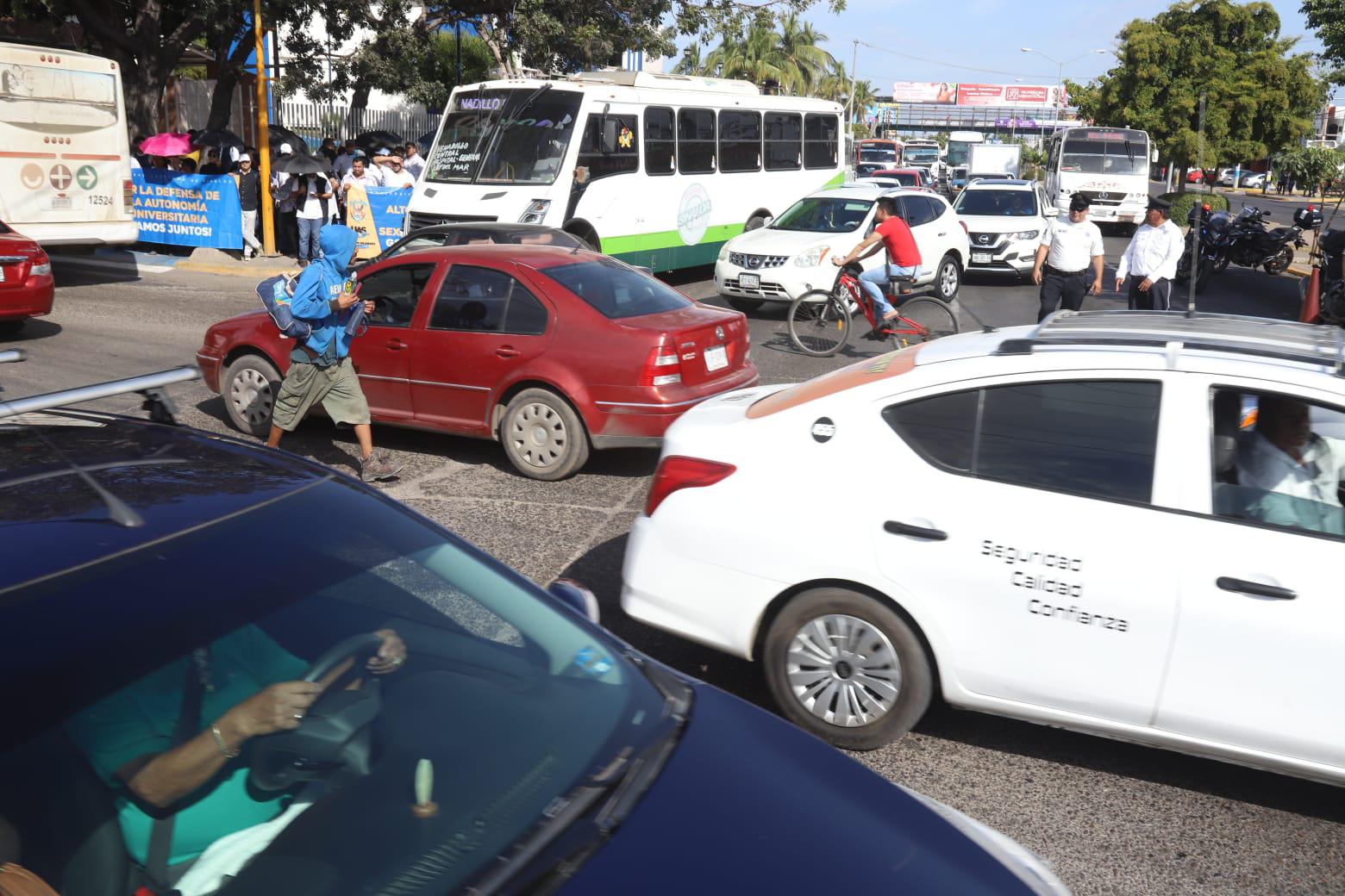 $!Manifestantes de la UAS bloquean la Ejército Mexicano en Mazatlán, pero genera caos vial en toda la zona
