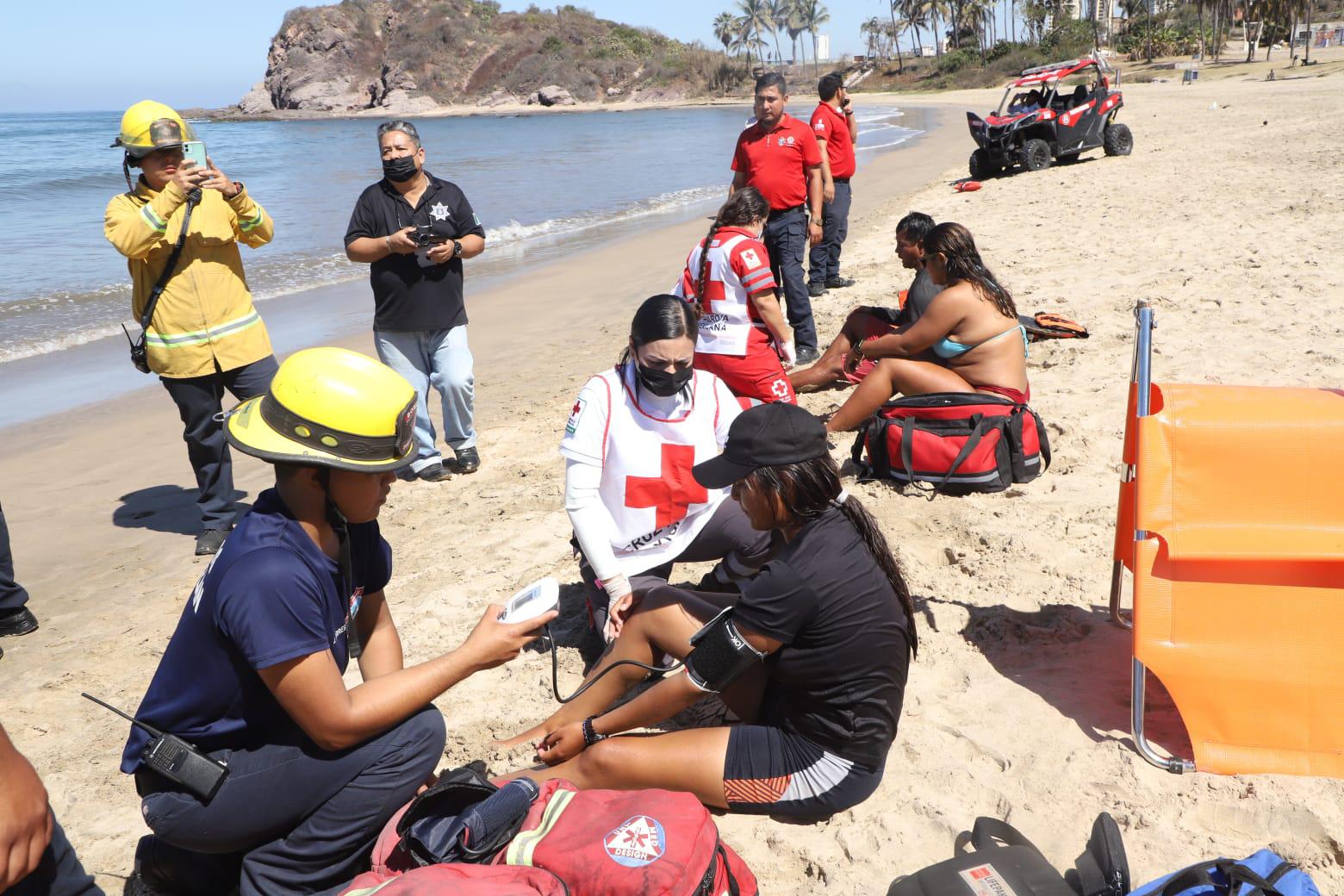 $!Simulan rescate por hundimiento de embarcación en Mazatlán