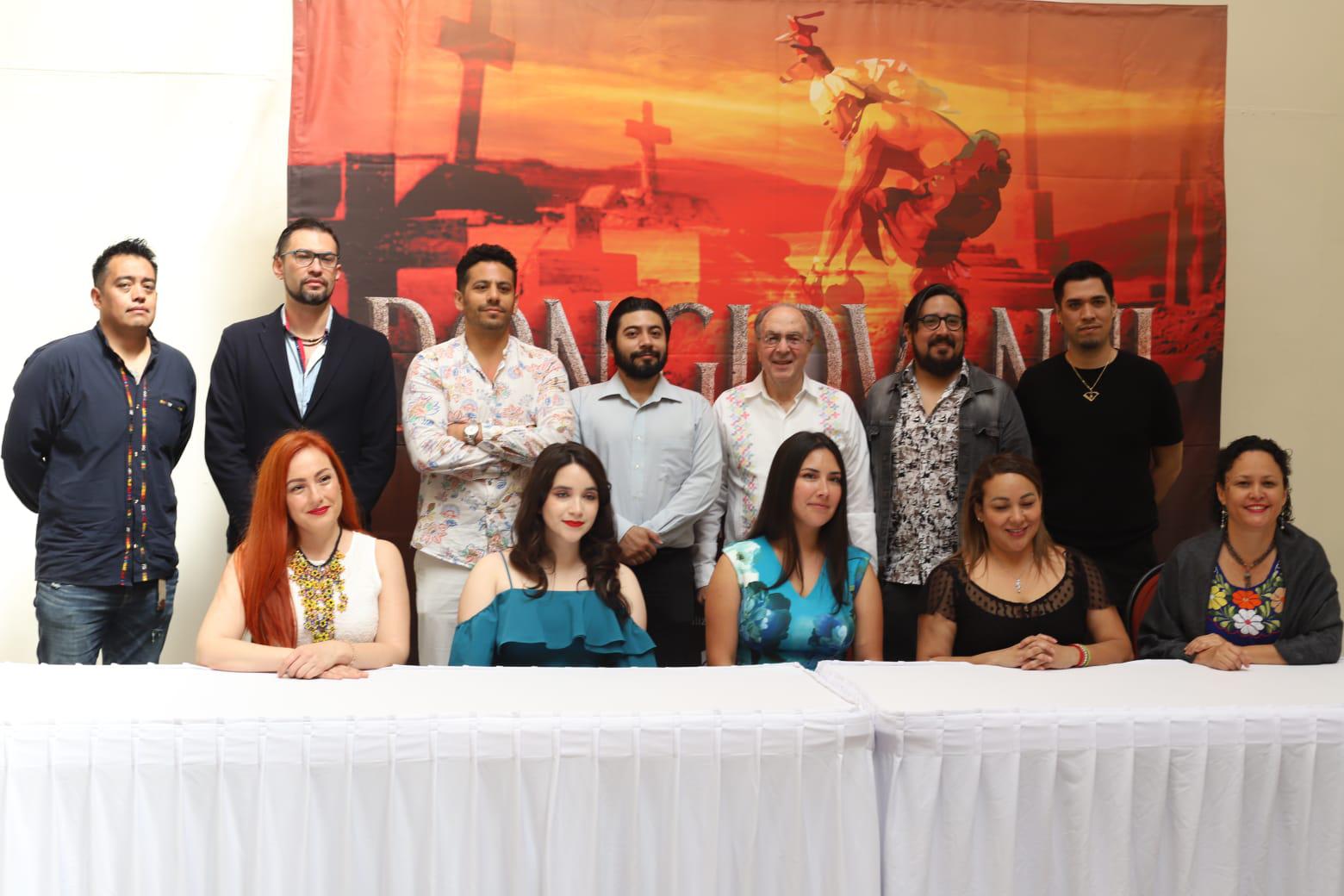 $!Integrantes de Escena 77 e invitados solistas que estarán en la propuesta musical y escénica se toman la fotografía del recuerdo.