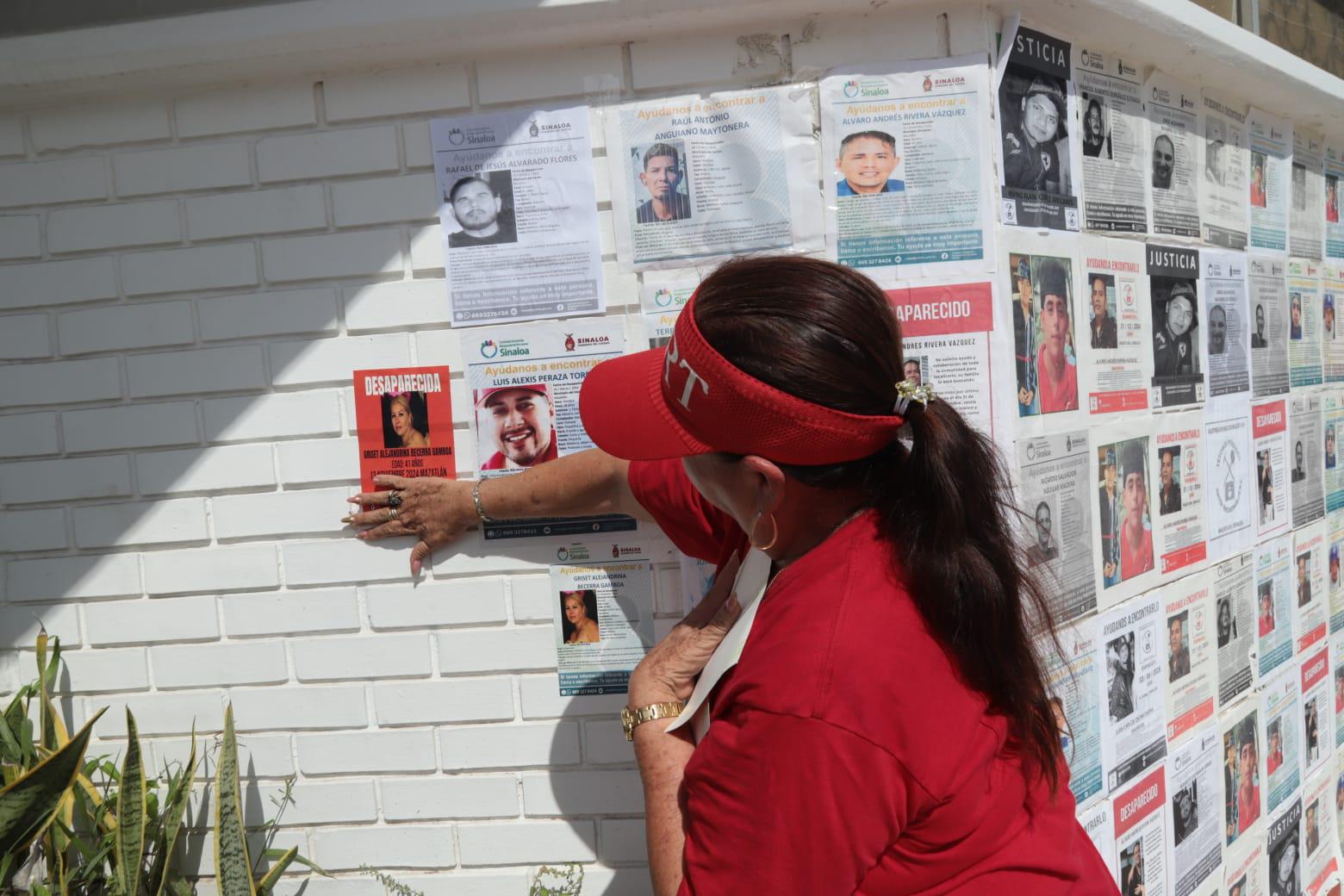 $!Familias colocan azulejos y fichas de búsqueda en la Fiscalía por los desaparecidos en Mazatlán