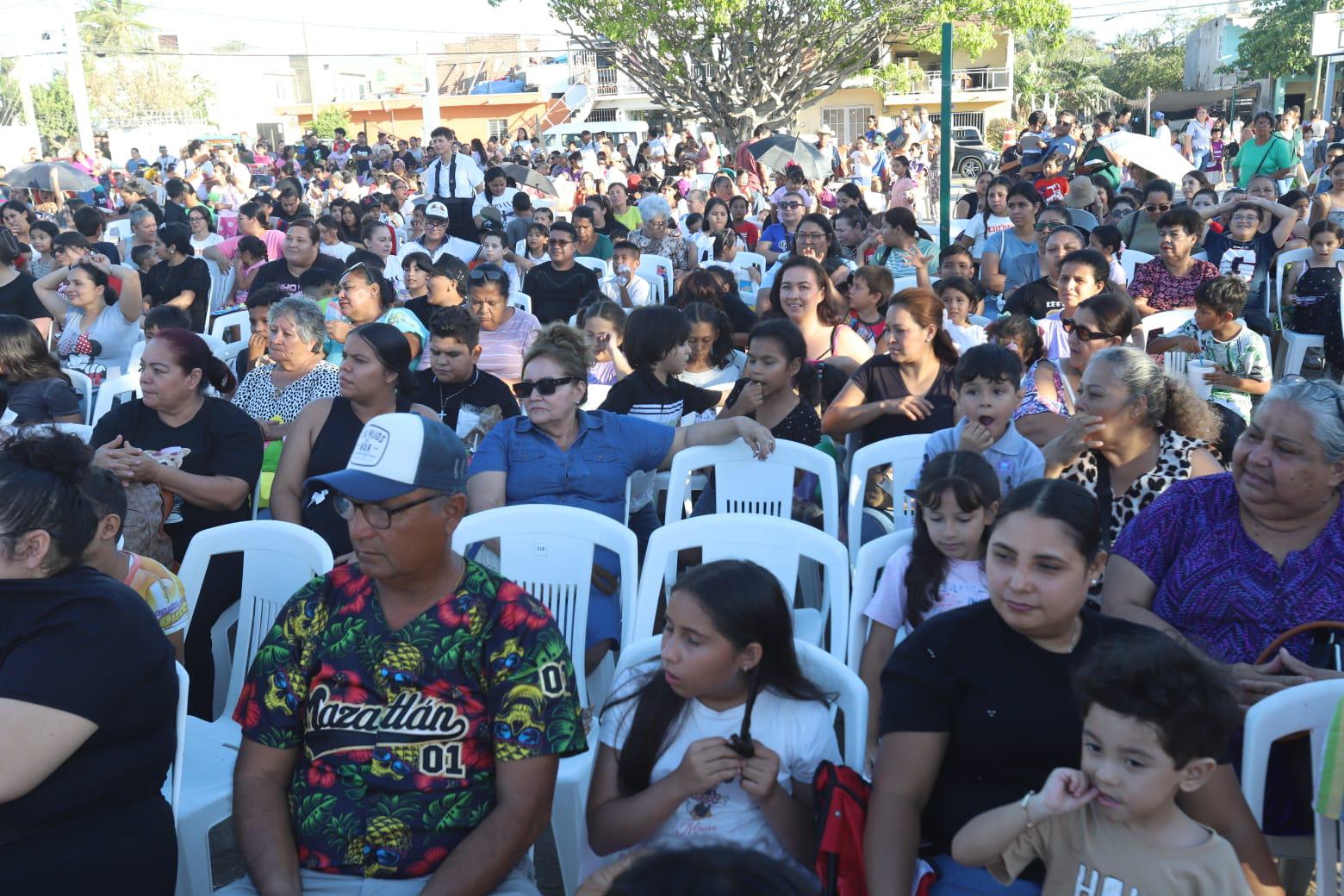 $!Gobierno de Mazatlán y DIF llevan la fiesta del Día del Niño a la ‘Pancho’ Villa