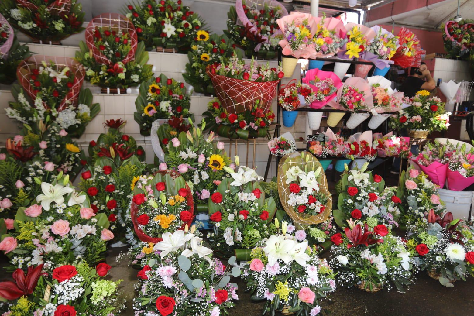 $!Floristas alistan ramos y arreglos para el día de San Valentín con buenas expectativas