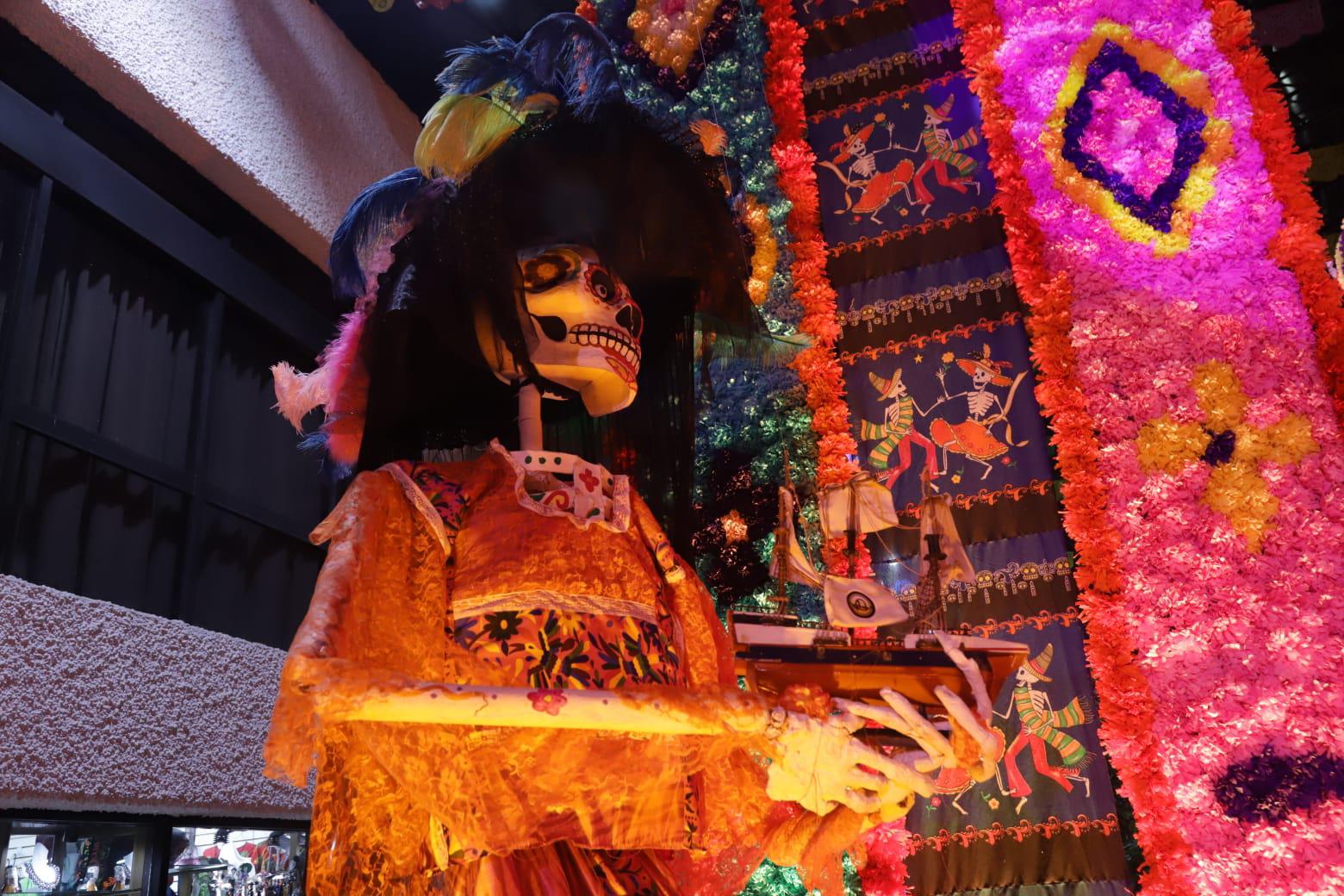 $!Una enorme Catrina vigila el altar.