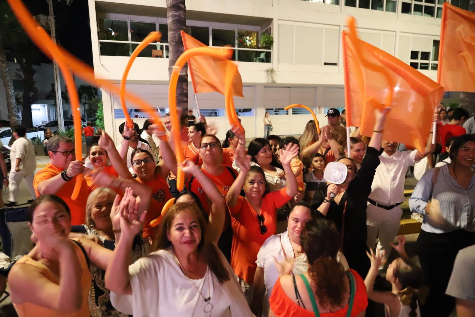 $!Familiares y amigos animaron a sus aspirantes favoritas al reinado del Carnaval.