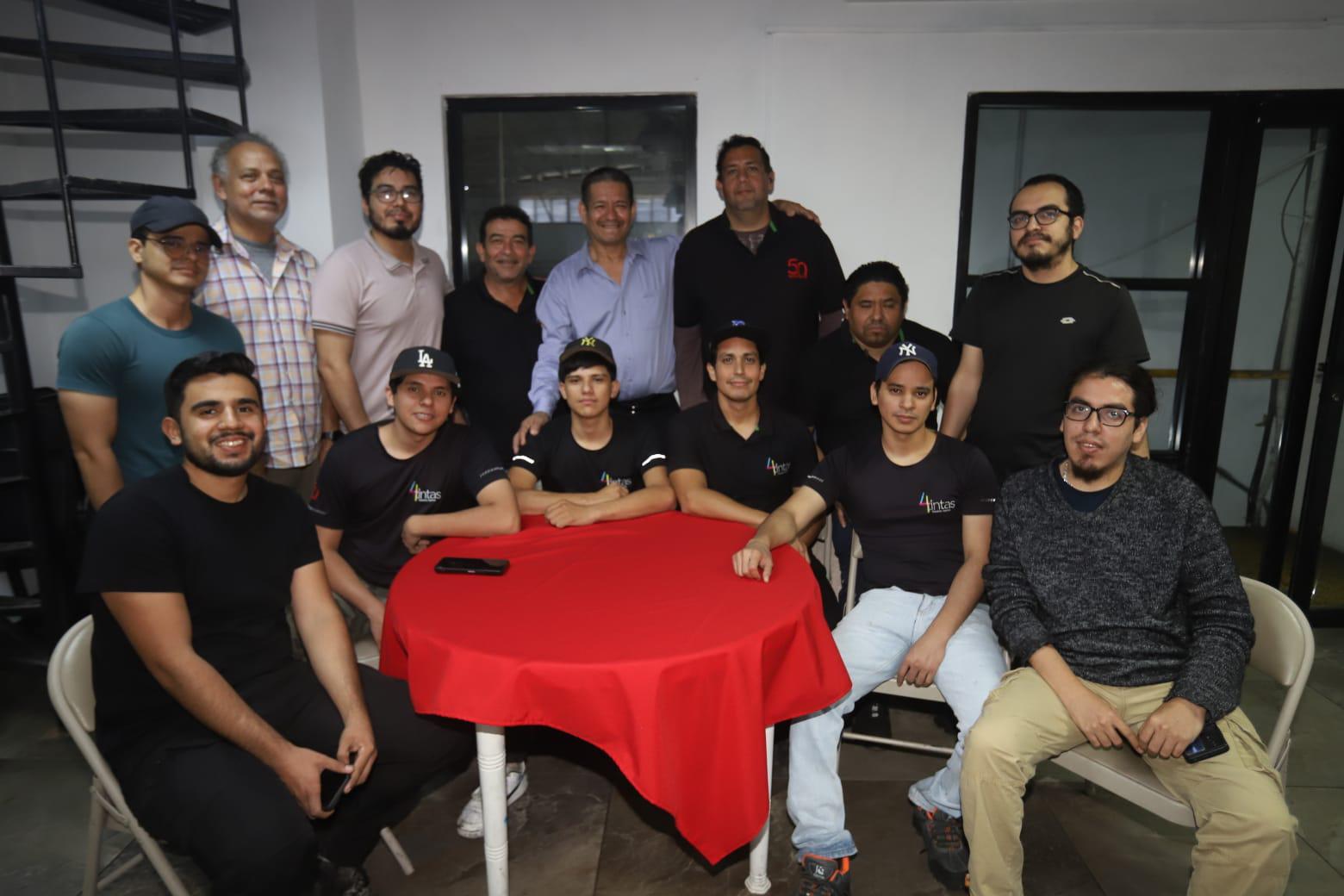 $!Víctor Manuel entre los chicos del área de prensa.