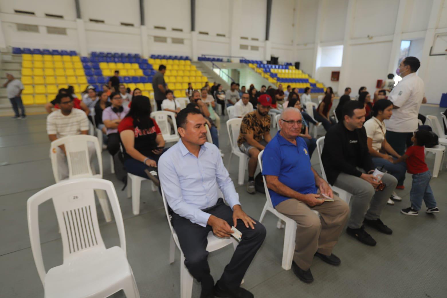 $!Con positiva respuesta, realizan Macro Jornada de vacunación contra sarampión en Polideportivo de la UAS, en Mazatlán