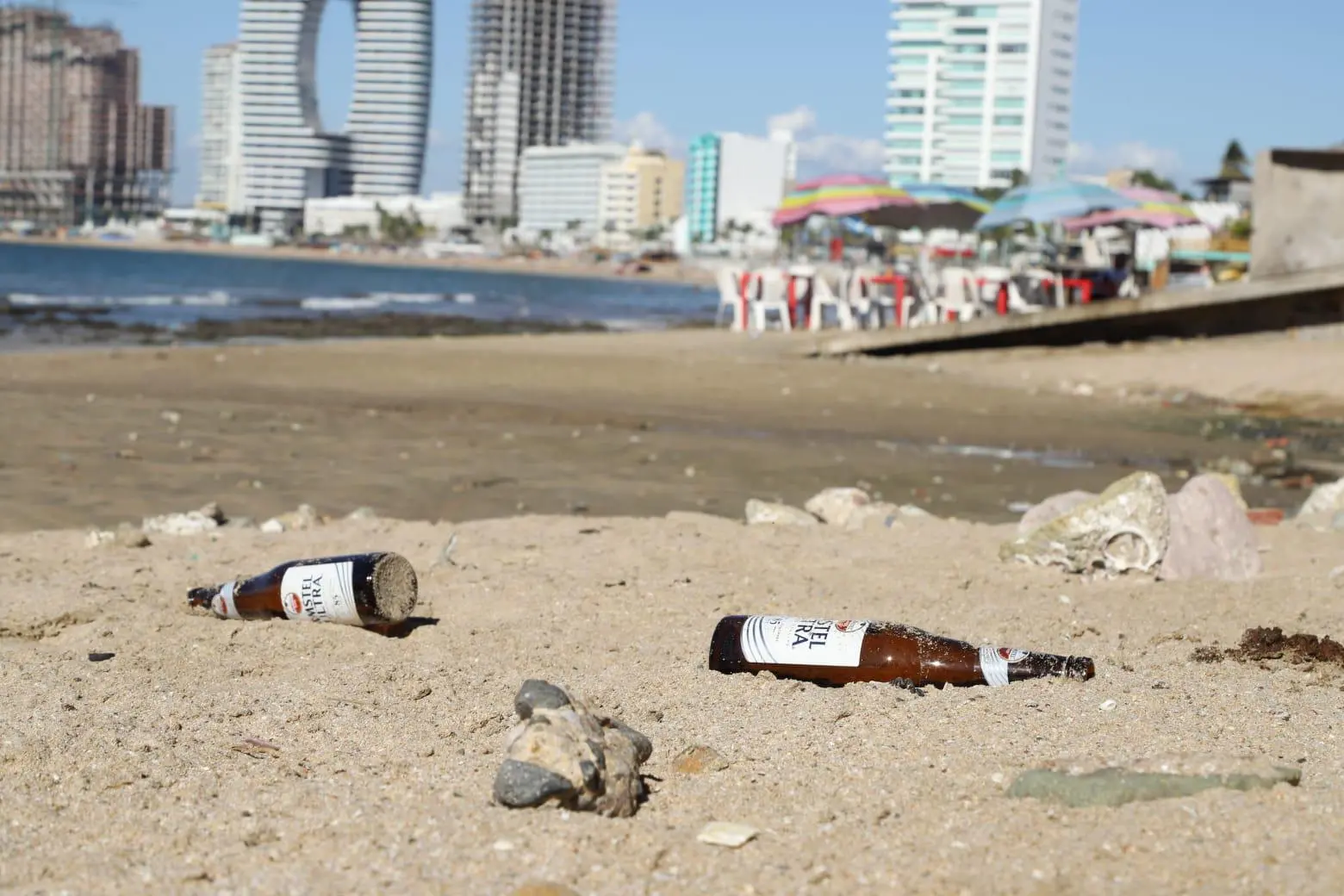 $!Se mantiene sucia Playa Norte en Mazatlán