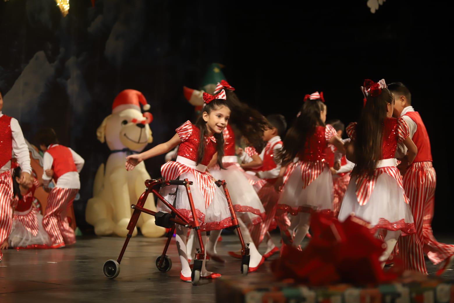 $!El grupo de Segundo Grado “A” llenó el escenario de color y alegría con el número Los caramelos.