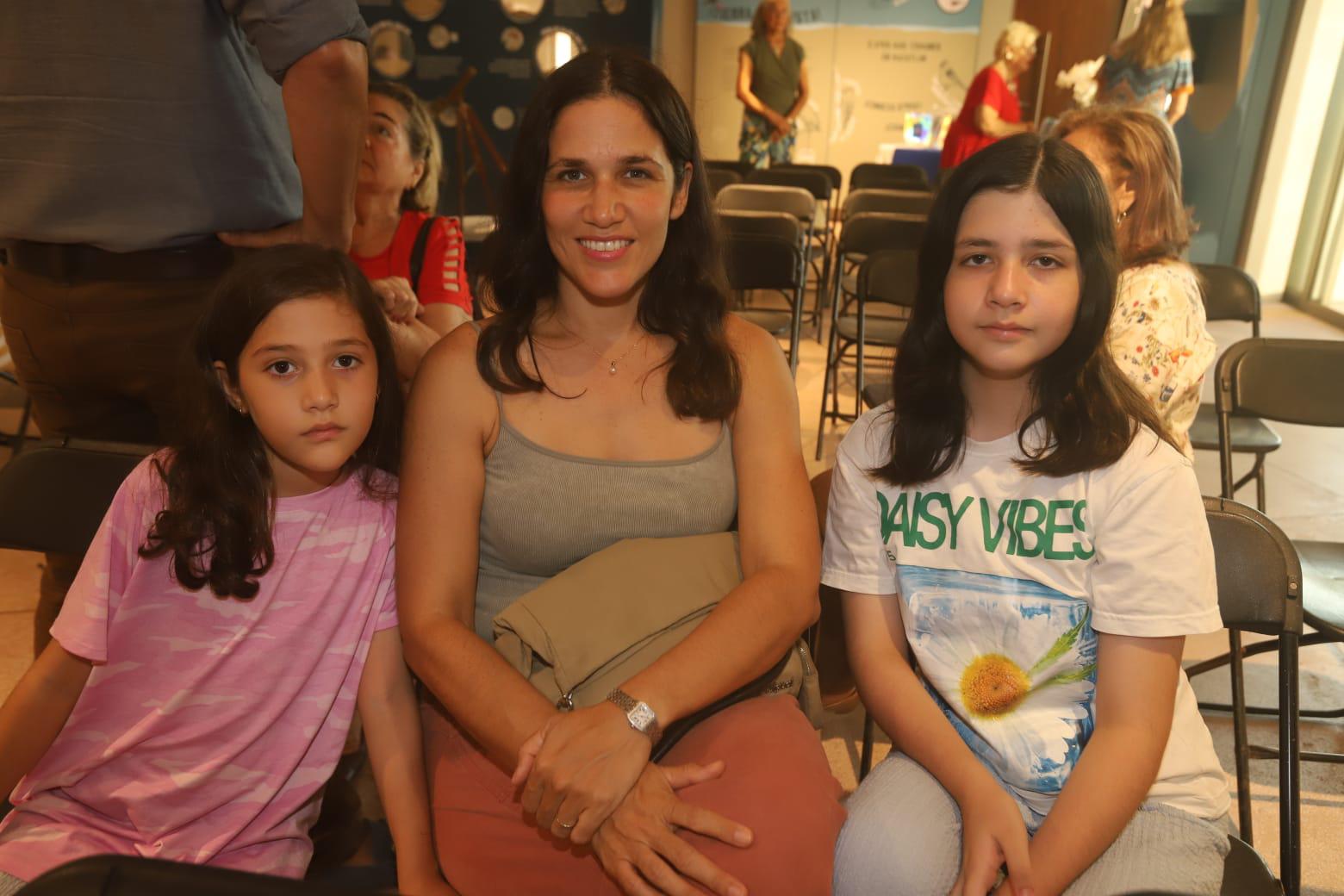 $!Verónica Rico entre sus hijas, Catalina y Julia Loaiza.